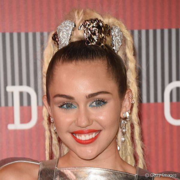 O delineado verde ?gua foi o escolhido para contornar os olhos de Miley Cyrus durante o VMA 2015